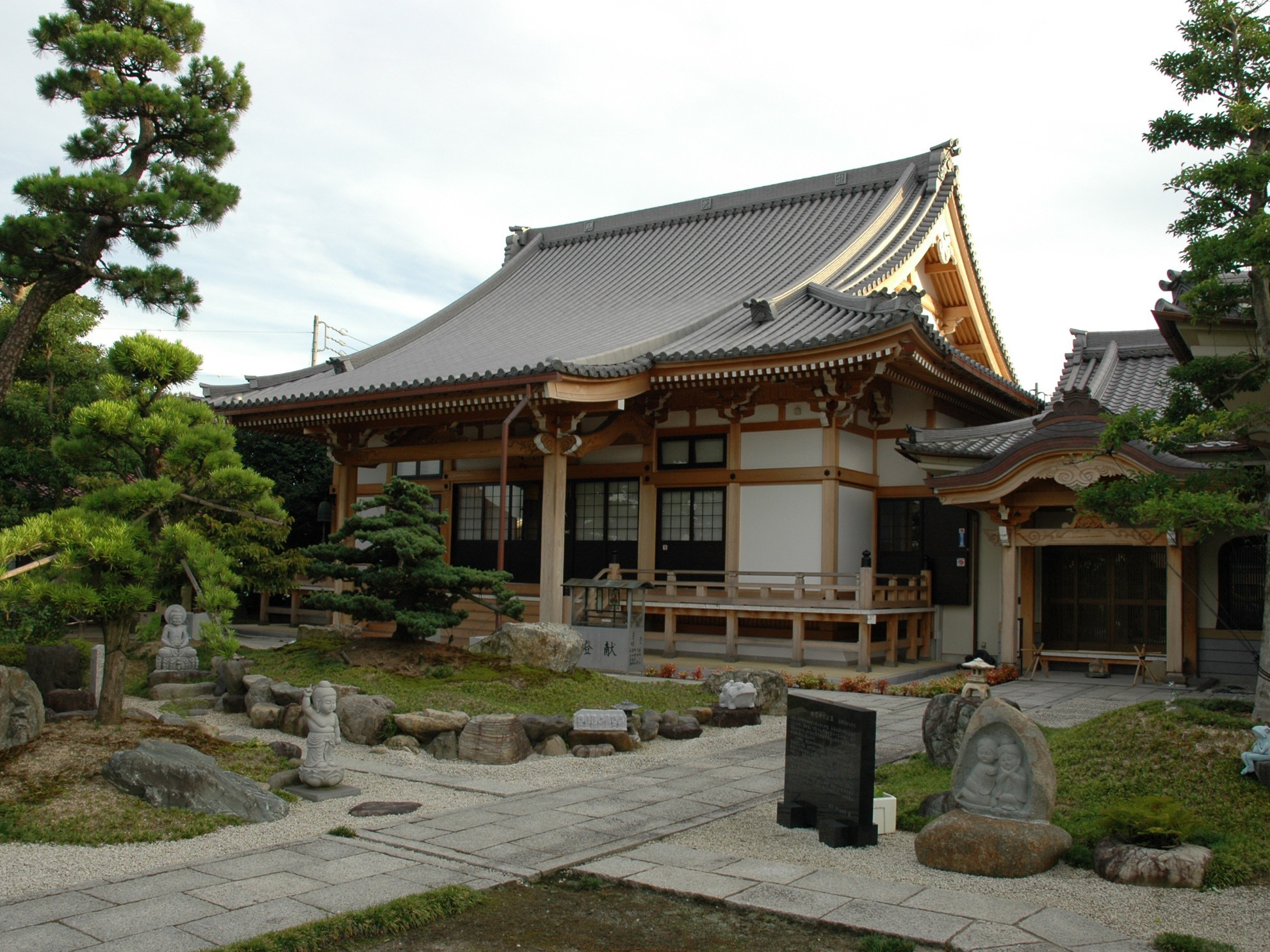 瑞雲寺本堂前